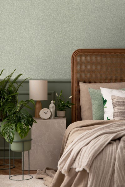 Wohnzimmer mit beiger Tapete und floralem Muster, hellem Sofa und Beistelltisch