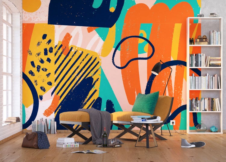 Dekoratives Wohnzimmer mit abstrakt gemusterter Tapete, Sessel, Bücherregal und Accessoires.