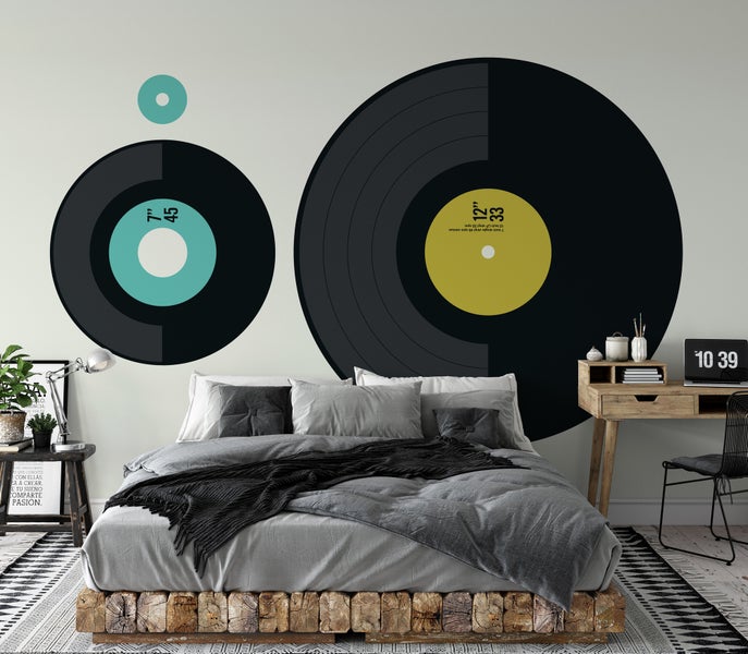 Modernes Schlafzimmer mit Fototapete im Vinyl-Design, Bettgestell aus Holzbohlen, grauer Bettwäsche und hölzernem Schreibtisch.