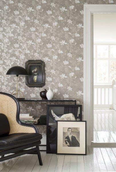 Schlafzimmer mit gemusterter Tapete, Bett, Lampe und Dekoration