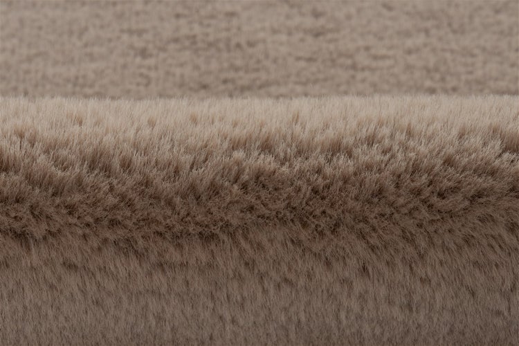 Detailaufnahme eines weichen Hochflor-Teppichs aus Kunstfell.