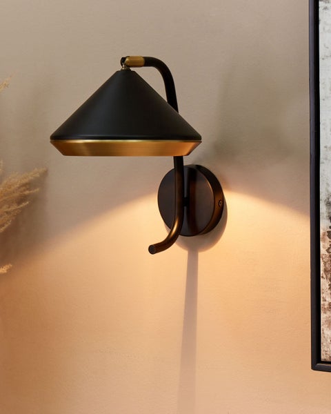 Abmessungen einer Wandleuchte: Höhe 28 cm, Tiefe 30 cm, Lampenschirm Durchmesser 16 bis 20 cm