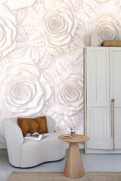 Szene mit Sessel, Beistelltisch und Tapete mit floralem Muster