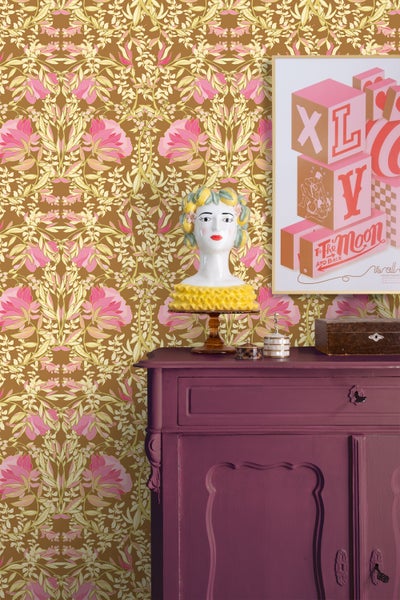 Szene mit floraler Tapete, Kommode und Dekoration