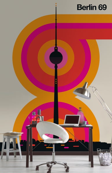 Fototapete Berlin 69 mit Fernsehturm-Motiv im Retro-Stil der siebziger Jahre hinter einem Schreibtisch in einem hellen Arbeitszimmer.