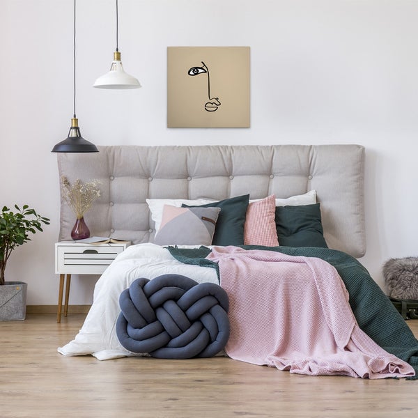 Schlafzimmer mit Bett, Nachttisch und Dekoration