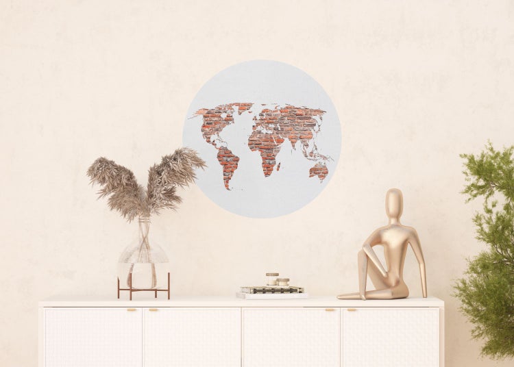 Wohnzimmerdekoration mit Weltkarte, Vase, Figur und Pflanze auf Kommode