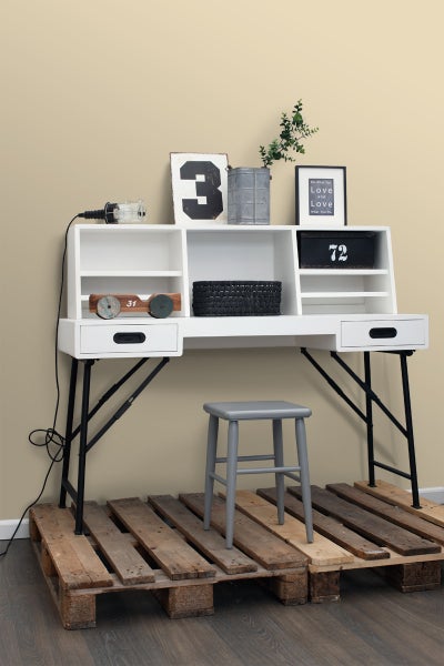 Schreibtisch mit Regalen, Schubladen und einem Hocker auf Holzpaletten.