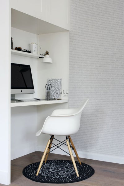 Arbeitszimmer mit Schreibtisch, Computer, Stuhl und Teppich