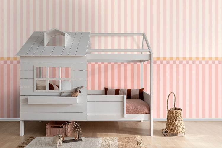 Kinderzimmer mit Hausbett, Spielzeug und Dekoration auf Teppich