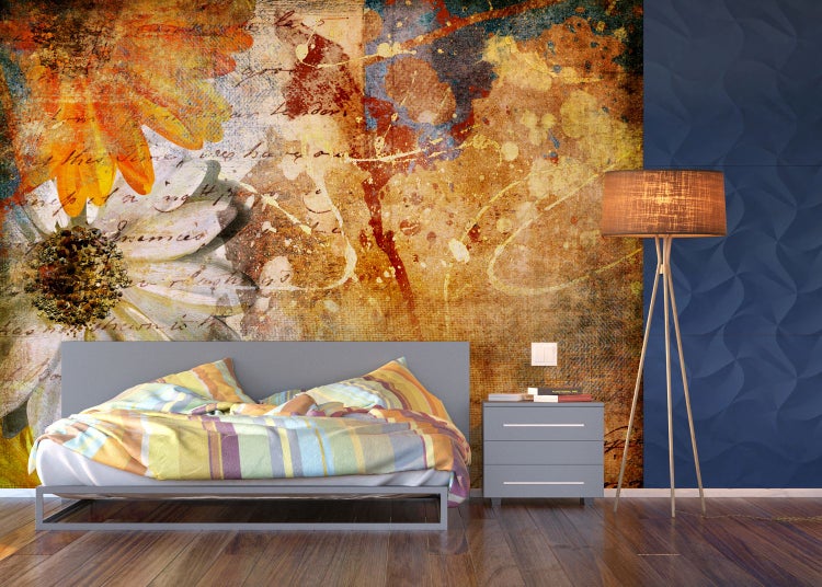 Schlafzimmer mit Bett, Nachttisch, Stehlampe und Fototapete