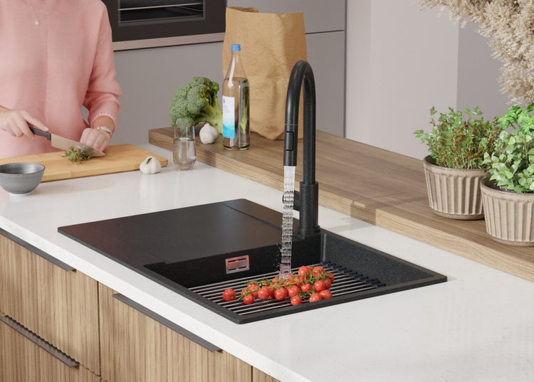 Küchenszene mit Spüle, Armatur und Lebensmitteln auf einer Arbeitsplatte