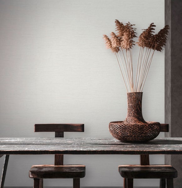 Heller Raum mit Holzmöbeln und Pflanzen für ein gemütliches Ambiente