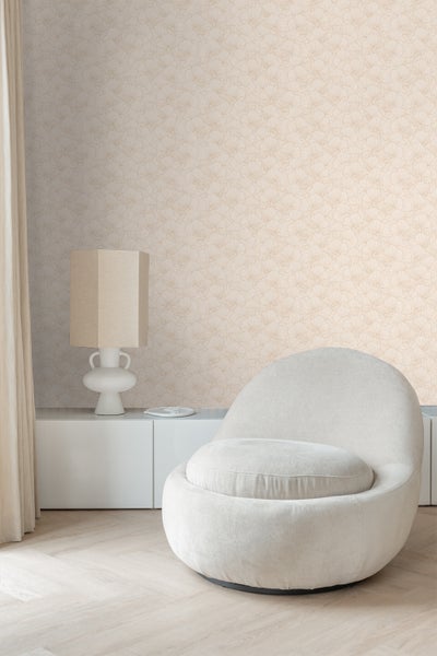 Szene mit gemusterter Tapete, Lampe, Schrank und Sessel