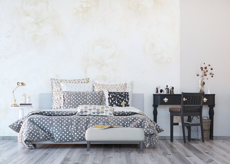 Helles Schlafzimmer mit Bett, Nachttisch und Schminktisch in einem freundlichen Design.