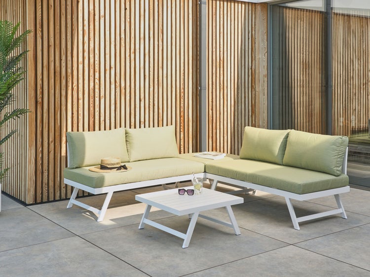 Gartenset mit Ecksofa und Tisch auf einer Terrasse