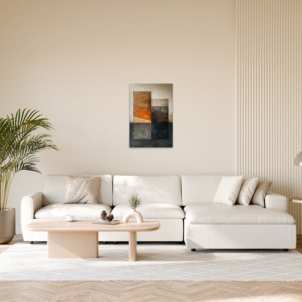 Wohnzimmer mit Sofa, Tisch und abstraktem Wandbild mit geometrischen Formen
