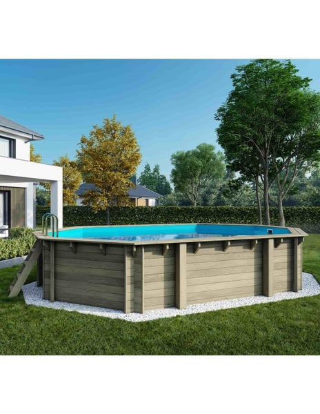 Aufstellpool aus Holz mit Leiter im Garten