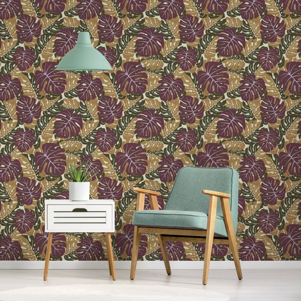 Wohnzimmer mit Blättertapete, Sessel, Lampe und Nachttisch