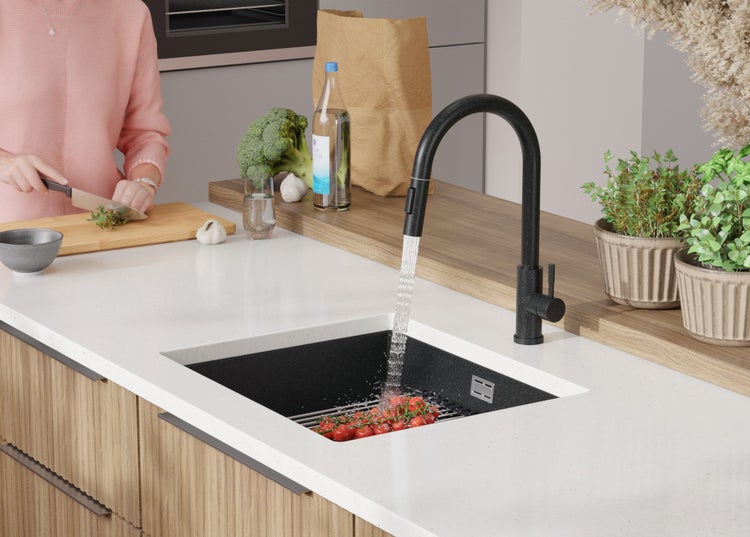 Moderne Küche mit Spüle, Armatur und Gemüse