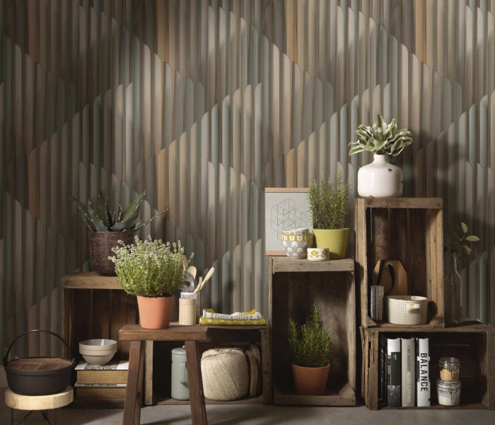 Nahaufnahme einer Wand mit Holzstrukturtapete, ergänzt durch Dekorationselemente auf einem Regalbrett.