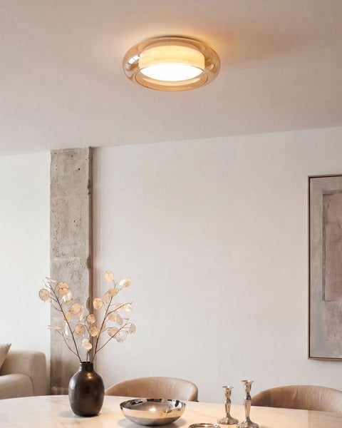 Moderne Deckenleuchte mit Glasdesign in einem hellen, stilvoll eingerichteten Wohnraum.