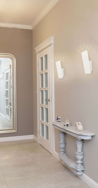 Flur mit Spiegel, Tür, Wandleuchten und Konsole