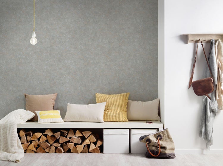 Wohnzimmer mit grauer Tapete und Möbelauswahl sowie Tapetenmuster zur Auswahl.