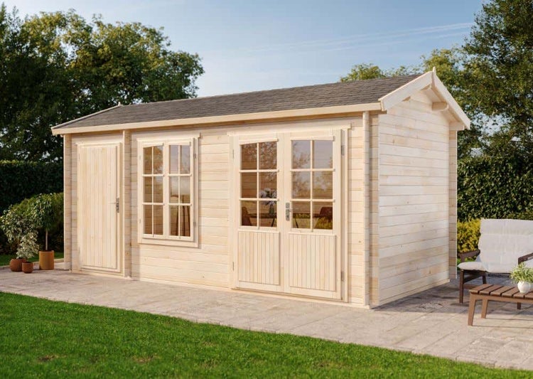 Holzgartenhaus mit Tür und Fenstern im Garten