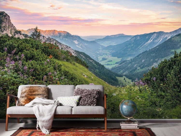 Dekoratives Wandbild mit Berglandschaft und Couch