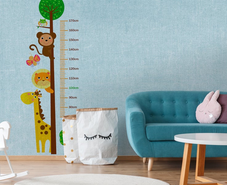 Wandtattoo Messlatte für Kinder mit Tieren wie Giraffe, Affe und Löwe an einem Baum, Skala 80 bis 170 Zentimeter, im eingerichteten Kinderzimmer.