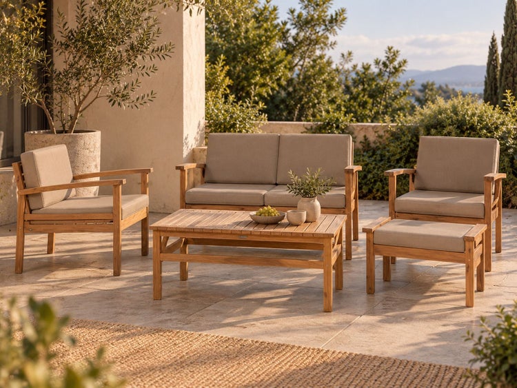 Ein Holz Lounge Set auf einer sonnigen Terrasse mit zwei Sesseln, einem Sofa, einem Tisch und einem Hocker, inklusive bequemen Sitzpolstern.