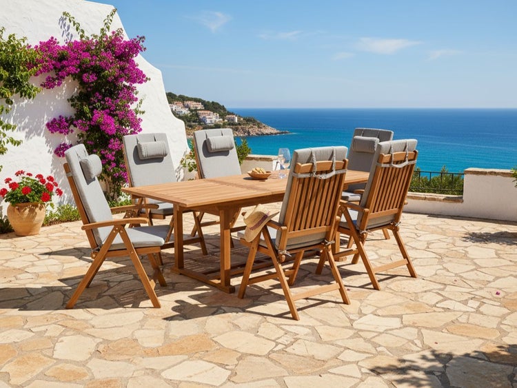 Holz Gartentischset mit sechs Stühlen und Polsterauflagen auf einer Terrasse mit Meerblick