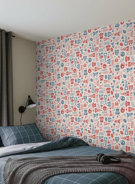 Dekoratives Schlafzimmer mit Bett und Sportmuster-Tapete