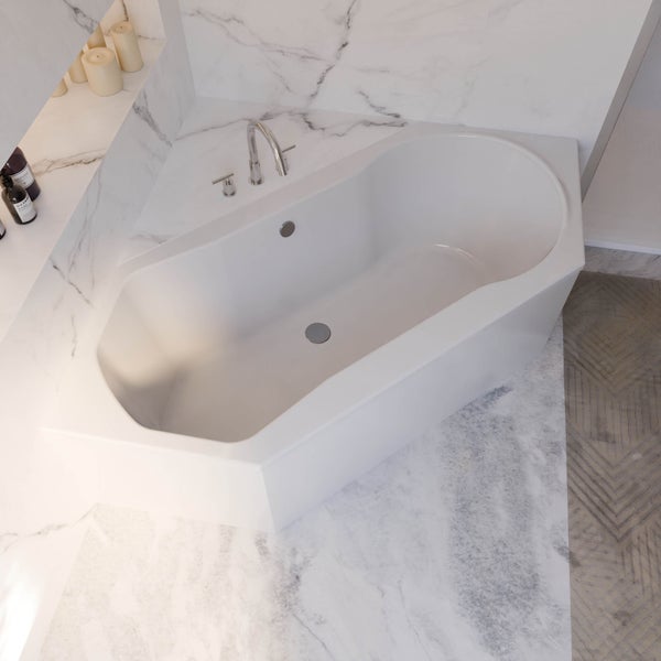 Eckbadewanne im Badezimmer mit Marmoroptik