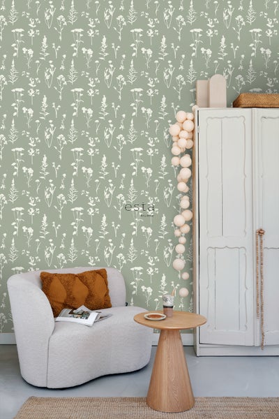 Einrichtungsbeispiel mit floral gemusterter Tapete, Sessel und Beistelltisch.