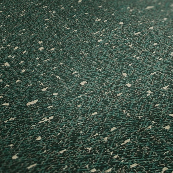 Detailaufnahme eines Blechknabbers beim Schneiden von Metall