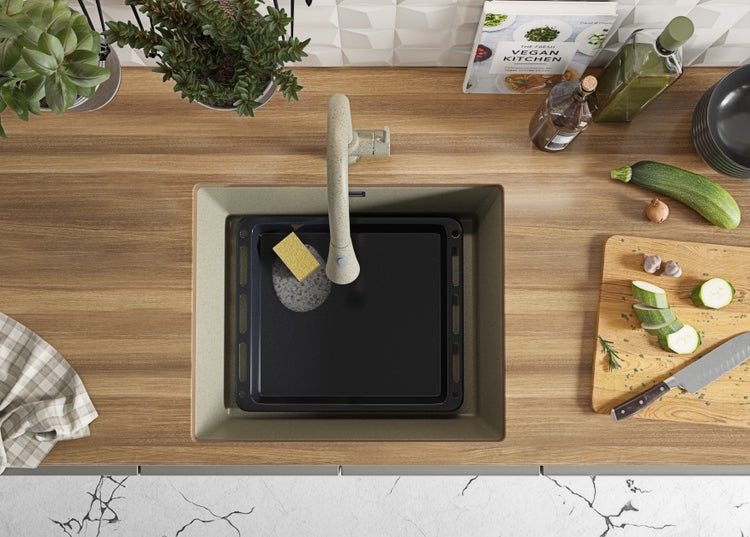 Ansicht von oben auf eine Küche mit Spüle, Armatur, Gemüse und Küchenutensilien