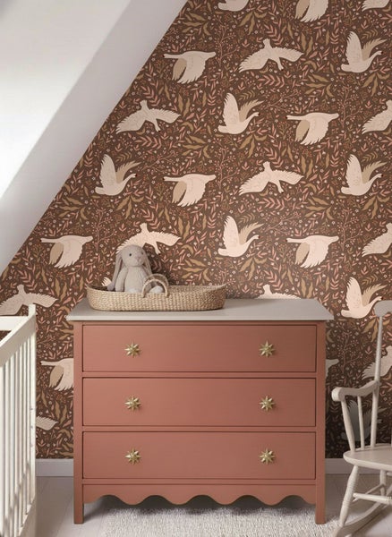 Kinderzimmer mit brauner Tapete mit Vogelmuster, Kommode und Kinderbett