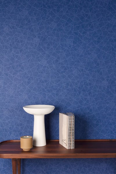 Baby in der Badewanne mit Hinweisen zu Spa-Erlebnis, angenehmer Oberfläche und Saugnäpfen