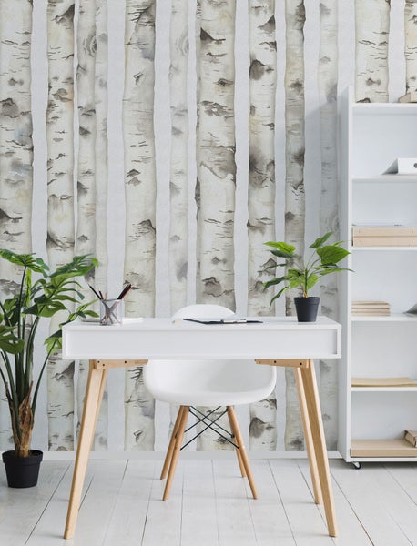 Arbeitszimmer mit Schreibtisch, Stuhl und Birkenwaldtapete