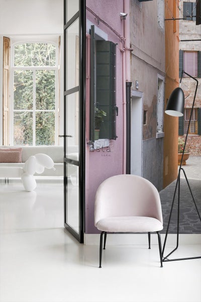 Dekoratives Wohnambiente mit Stuhl, Stehlampe und Fototapete