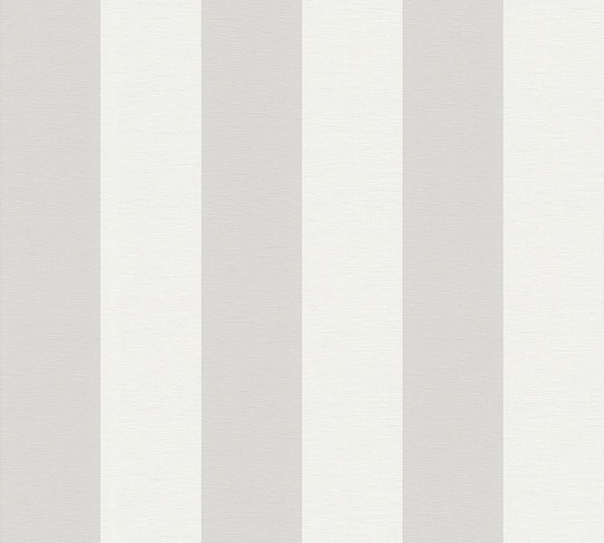 Wohnraum mit gestreifter Tapete, Sessel, Beistelltisch und Pendelleuchte