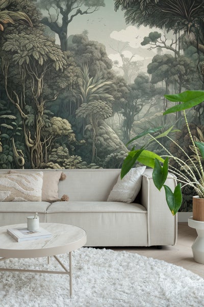 Wohnzimmer mit Dschungeltapete, Sofa, Teppich und Zimmerpflanze für eine natürliche Atmosphäre