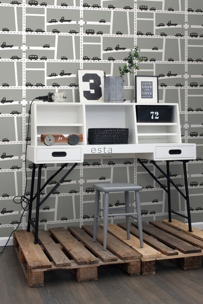 Schreibtisch mit Ablagefächern und Stuhl vor Tapete mit Automotiv
