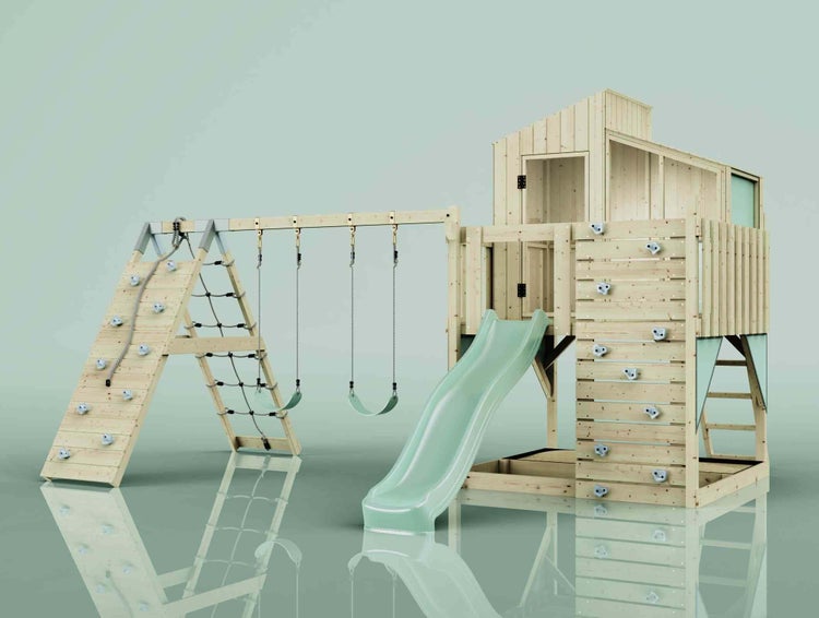 Spielturm aus Holz mit Spielhaus, Rutsche, zwei Schaukeln, Kletterwand und Kletternetz.