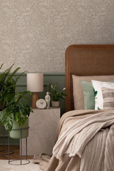 Wohnzimmer mit floral gemusterter Tapete, Sofa, Dekoration und Teppich