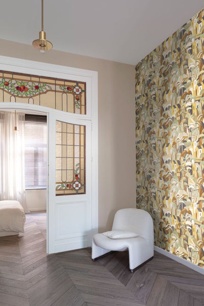 Raumszene mit gemusterter Tapete, weißem Sessel und dekorativer Glastür