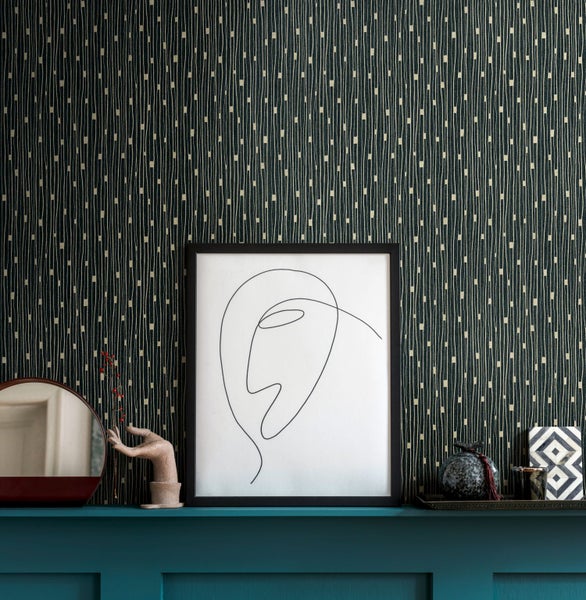 Dekorative Tapete mit geometrischem Muster im Interieur, das eine gemütliche Atmosphäre schafft