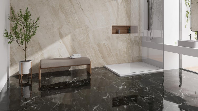 Modernes Badezimmer mit hellen Wandfliesen, dunklen Bodenfliesen und Dusche